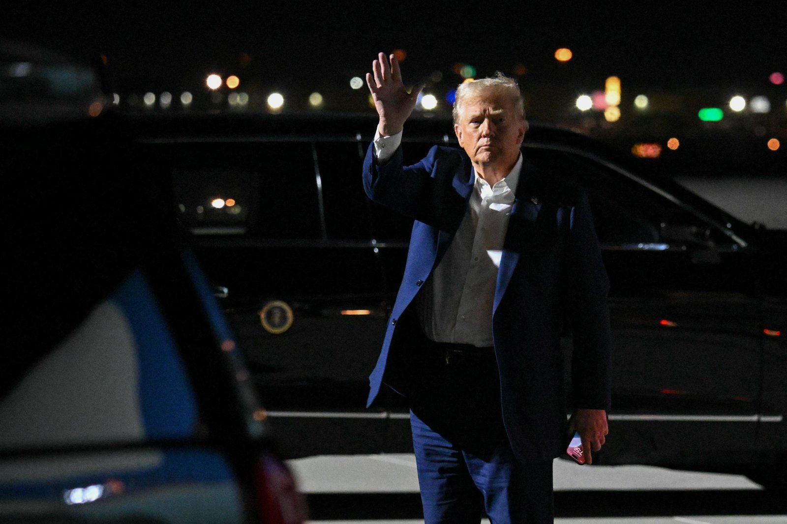Trump fires 17 government watchdogs in middle of the night Trump fires 17 government watchdogs in middle of the night