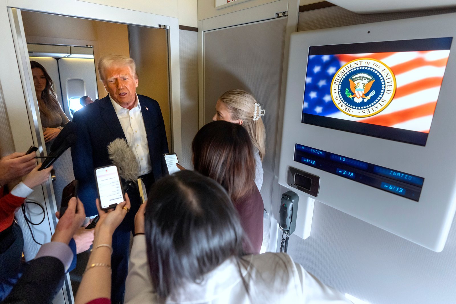 Trump threatens Colombia with ‘retaliatory measures’ for turning away flights Trump threatens Colombia with ‘retaliatory measures’ for turning away flights