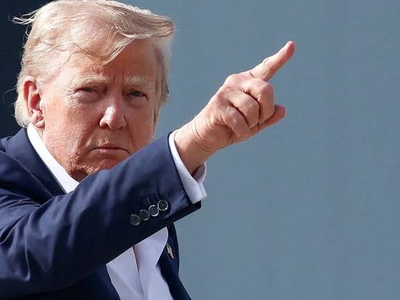 President trump point at a reporter